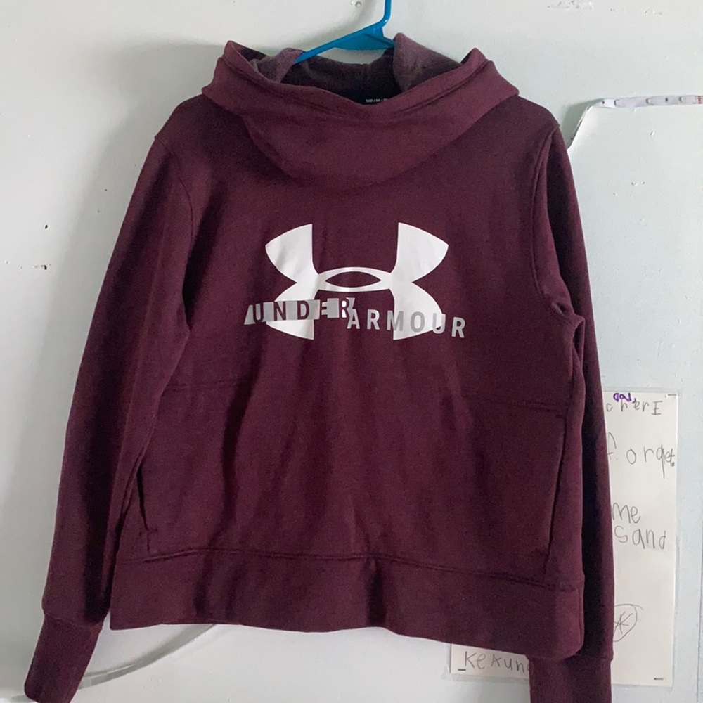 Women’s Under Armour loose size Medium.
